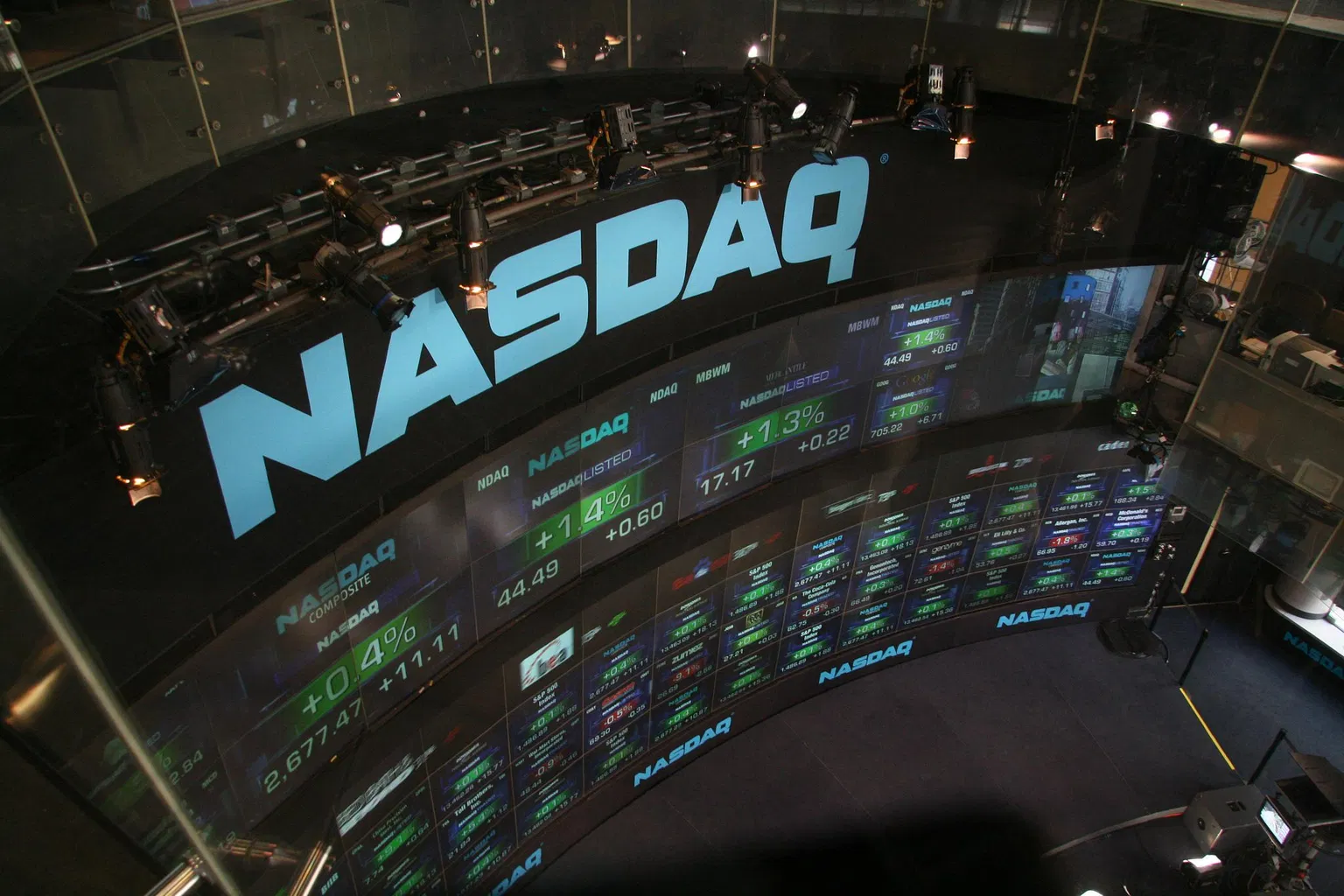 Nasdaq Tumbles 2.6% as AI Doubts Ignite Tech Selloff