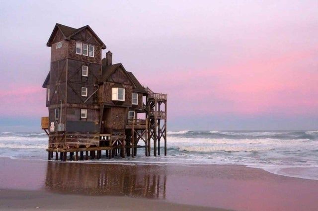Beach House in North Carolina Slowly being relcaimed by the ocean