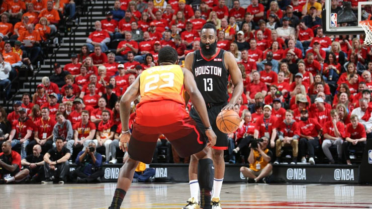 Drake completely unrecognizable by old couple at Houston Rockets game 2