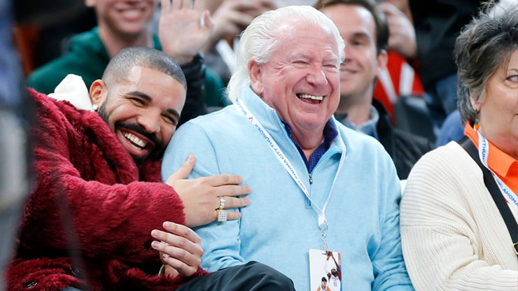 Drake completely unrecognizable by old couple at Houston Rockets game