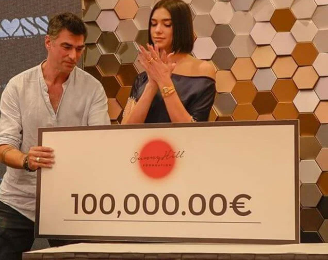 dua lipa s net worth_e1c8df5f f3cd 4286 b403 b916cf0aec68