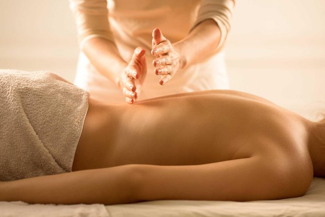 chinese hand massage modern wellness trend_25130319 0512 4692 9a94 8cd1b3dc6b0c