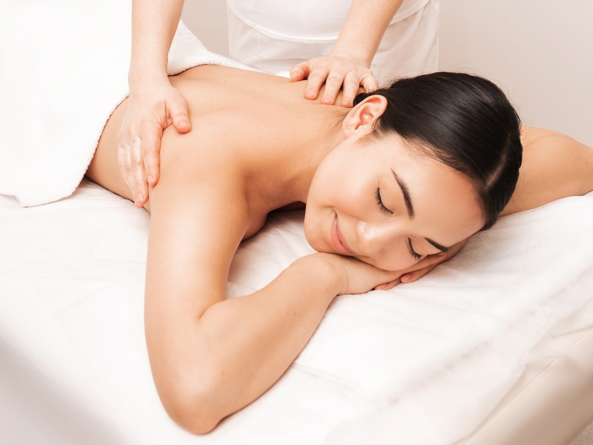 chinese hand massage modern wellness trend_ef9b478d b451 41c6 b630 ed8c1a324dc6